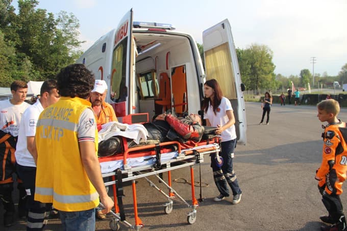 Motosikletini park ederken düşüp hastanelik oldu 