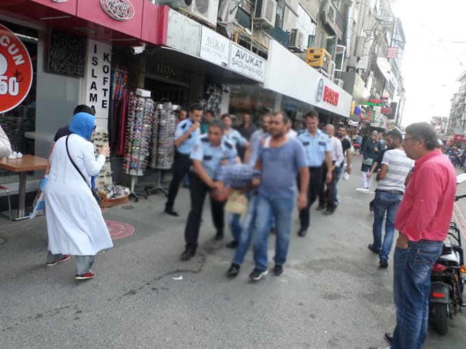 Polise karşı direnen baba oğul gözaltına alındı