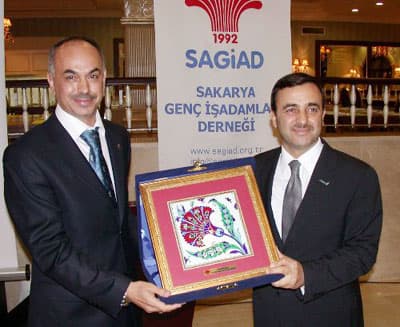 <p><font size="2"><font face="arial,helvetica,sans-serif"><font size="4">&quot;T&Uuml;RKİYE ALMANYA'YA İŞ&Ccedil;İ G&Ouml;NDEREREK GE&Ccedil;İNEN &Uuml;LKE OLARAK BİLİNİYORDU&quot;</font> </font></font></p><p><font face="arial,helvetica,sans-serif" size="2"></font></p><p><font face="arial,helvetica,sans-serif" size="2">Rıza Nur Meral, Afrika a&ccedil;ılımından &ouml;nce Afrikalıların T&uuml;rkiye'yi tanımadığını ve hala Almanya'ya iş&ccedil;i g&ouml;nderip oradan kazanılan para ile ge&ccedil;inen bir toplum olarak g&ouml;rd&uuml;klerini dile getirdi. Meral, &quot;Bunu kendileri s&ouml;yl&uuml;yorlardı. Ancak bu a&ccedil;ılımlar ile &uuml;lkemizi tanıma fırsatı buldular. Afrikalı işadamları (Sanayiniz gelişmiş. Her şey burada var. Fiyatlarda &ccedil;ok uygun. Bundan sonra gelip sizden mal alalım. Avrupalılardan farklısınız . Sizin g&uuml;ler y&uuml;zl&uuml;l&uuml;k, centilmenlik, işe odaklık ve alıcıya verdiniz değerden dolayı 3-5 pahalı da oysa biz bundan sonra gelip sizden alış-veriş yaparız) dediler. Afrikalılar &ccedil;ok memnun. T&uuml;rkiye'yi &ouml;rnek alacak bir lider &uuml;lke olarak g&ouml;r&uuml;yorlar. Bu &uuml;lkelerde T&uuml;rkiye dostluk dernekleri kurulmaya başlandı. Oradaki T&uuml;rk okulları buna b&uuml;y&uuml;k katkı sağladı. Bu okullardan mezun olan &ouml;ğrenciler Afrikalı işadamları ile T&uuml;rk işadamlarına terc&uuml;manlık yaptılar. T&uuml;rk okullarında daha &ccedil;ok yabancı &ouml;ğrenci okutmalıyız&quot; diye konuştu. </font></p><p><font face="arial,helvetica,sans-serif" size="2">İftara, Sakarya Valisi H&uuml;seyin Atak, Sakarya &Uuml;niversitesi (SA&Uuml;) Rekt&ouml;r&uuml; Prof.Dr. Mehmet Durman, Başsavcı Ferhat Kapıcı, Adalet Komisyonu Başkanı Oğuz &Ccedil;elik, Sakarya Ticaret ve Sanayi Odası (SATSO) Başkanı Erol &Ouml;zt&uuml;rk ve &ccedil;ok sayıda işadamı katıldı. </font></p>