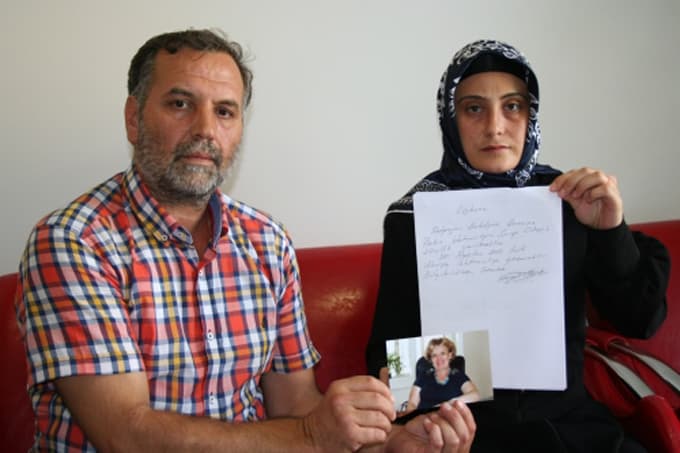 Bakanların adını kullanarak insanları dolandırdı