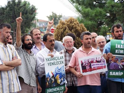 <p style="margin-top: 0.18cm; margin-bottom: 0.18cm" align="left"><font face="arial,helvetica,sans-serif" size="2">&ldquo;Tevhid, Adalet, &Ouml;zg&uuml;rl&uuml;k&rdquo; yazılı pankart taşıyan platform mensupları eylem boyunca &ldquo;Baş&ouml;rt&uuml;s&uuml;ne Uzanan Eller Kırılsın&rdquo; ve &ldquo;Darbeler Bizi Yıldıramaz&rdquo; sloganları attılar. Eylemde, &ldquo;Baş&ouml;rt&uuml;s&uuml;ne &ouml;zg&uuml;rl&uuml;k, hemen şimdi!&rdquo;, &ldquo;Yasak&ccedil;ılar Yenilecek; Direnenler Kazanacak!&rdquo;, &ldquo;Namazımız Orucumuz Baş&ouml;rt&uuml;m&uuml;z Kimliğimizdir&rdquo; ve &ldquo;Yasak s&uuml;r&uuml;yor,(D)uyuyor musunuz?!&rdquo; yazılı d&ouml;vizler de taşındı.</font></p><p style="margin-top: 0.18cm; margin-bottom: 0.18cm" align="left"><font face="arial,helvetica,sans-serif" size="2"><strong>Sakarya Adalet Girişimi Baş&ouml;rt&uuml;s&uuml; Platformu 157. Basın A&ccedil;ıklaması Tam Metni:&nbsp;<br /><br /></strong></font><font face="arial,helvetica,sans-serif" size="2">2008 &ndash; 2009 Y&uuml;ksek &Ouml;ğretim Yılı 15 Eyl&uuml;l pazartesi g&uuml;n&uuml; başlayacak. Yine ayrımcılıklar, yine hak ihlalleriyle yeni bir d&ouml;nem başlayacak. &Uuml;niversitede baş&ouml;rt&uuml;s&uuml; zulm&uuml;nden dolayı inancını yaşamaya &ccedil;alışan kızlarımızın bir kısmı hi&ccedil; okula gitmemekte ve hayattan koparılmakta. Bir kısmı okula gidip başını zorla a&ccedil;ıp okula devam etmekte, yaptığı davranışın sıkıntılarından dolayı psikolojik bunalımına girmekte. </font></p>