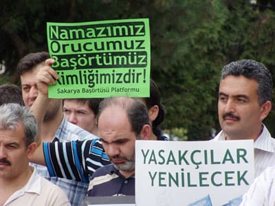 <font face="arial,helvetica,sans-serif" size="2">Bir kısmı da başını a&ccedil;arak okula devam etmekte ve okul s&uuml;recinde de kişiliğini kaybetmekte. Resmi ideolojinin baskılarıyla toplumda b&ouml;yle bir nesil yetişmektedir. Yetişen bu neslin toplumda &ccedil;oğalmasıyla maalesef toplum bozulmaktadır. Sanmayın ki bu bozulmayla birileri kendini bozulmaktan muhafaza edebilecek. Aynı gemide yaşıyoruz, gemi battığında herkes boğulacaktır.<br /><br />Bazı kızlarımız da; yani başını a&ccedil;mayan &ouml;ğrenciler, d&uuml;nyanın değişik &uuml;lkelerinde Orta Asya&rsquo;da, Balkanlar&rsquo;da, Avrupa&rsquo;da, Amerika&rsquo;da, Avustralya&rsquo;da eğitime devam etmekteler. Neticesi ne oluyor? Gidenlerin bir kısmı zaten geri gelmemektedir. Devlet bu sayede kasten kaliteli beyin g&ouml;&ccedil;&uuml;n&uuml; yurt dışına yollamış oluyor. M&uuml;sl&uuml;man &uuml;lkeler d&uuml;nyaya &ccedil;&ouml;z&uuml;m sunacakken gereksiz yasaklarla meşgul olmaktadırlar. </font>