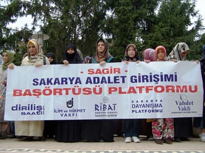 <font size="2"><font face="arial,helvetica,sans-serif"><span><strong>Yargıtay Başkanı Hasan Ger&ccedil;ekler, 2008&ndash;2009 adli yılın a&ccedil;ılışında yaptığı konuşmada ş&ouml;yle diyor: &quot;L&acirc;ik bir devlette din&icirc; inan&ccedil;lar &ouml;zel yaşama d&acirc;ir bir vicdan konusudur. Din&icirc; inan&ccedil;lar devlet ve kamusal kurumların &ccedil;alışmalarına dayanak oluşturmaz. L&acirc;ik devletin koyduğu kurallar din&icirc; inan&ccedil;larla bağdaşmıyorsa, din&icirc; kurallar insan eşitliğine y&ouml;nelik evrimin ama&ccedil;larına uygun olarak yeniden yorumlanmalıdır.&quot; Bu, l&acirc;iklik &uuml;zerinden devletin dine m&uuml;dahalesi, din i&ccedil;inde zorla reform yapma teşebb&uuml;s&uuml;d&uuml;r. Batı Hıristiyanlığının yanlışlığı İsl&acirc;miyet&rsquo;e mal edilemez. Bu &ccedil;er&ccedil;eveyi aşan l&acirc;iklik, İsl&acirc;miyet&rsquo;e, İsl&acirc;miyet'in kendisine y&ouml;nelmiş bir m&uuml;dahaledir. </strong></span></font></font>