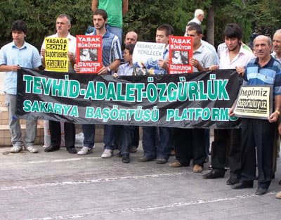 <font size="2"><font face="arial,helvetica,sans-serif">Danıştay&rsquo;ın &ouml;ğrenci yurtları ve Kur&rsquo;an kurslarına yakacak ve giysi yardımına imk&acirc;n sağlayan Belediye Meclisi kararının y&uuml;r&uuml;tmesini durdurması ile sarsılan Ankara&rsquo;da, bir vicdansız uygulama da Gazi &Uuml;niversitesi Teknik Eğitim Fak&uuml;ltesi&rsquo;nde sergilendi. Kursa katılmak isteyen 45 yaşındaki bir bayan, kayıt i&ccedil;in geldiğinde; <strong>&ldquo;Ya başı a&ccedil;ık fotoğraf getir ya da şu peruğu tak, fotoğrafını &ccedil;ekelim&rdquo;</strong> dayatmasıyla karşı karşıya kalıp rencide edilmiştir.<br /><br />Bu zul&uuml;mlere son verilmeli. İnancını yaşamak isteyen inananların hakları iade edilmeli. Zararları tazmin edilmeli. Haksızlığa uğratılanlardan &ouml;z&uuml;r dilenmelidir.<br /><br /></font><font face="arial,helvetica,sans-serif"><font size="2">Bu uygulamaların zul&uuml;m haline gelmesi 28 Şubat s&uuml;recidir. 1000 yıl s&uuml;receğini iddia ederek başlatılmıştır. Yıld&ouml;n&uuml;m&uuml; idrak edilen 12 Eyl&uuml;l darbecileri de, hala yoğun bir şekilde yargılansın diye kamuoyunda baskı ve beklenti vardır. T&uuml;rkiye bu ihtilal geleneğini yasalarla korumaktan vazge&ccedil;erse o zaman insan hakları ihlalleri yapılamayacaktır. Kimse kendini her şeyin sahibi g&ouml;remeyecek ve bu &uuml;lkeyi en &ccedil;ok ben severim iddiasında bulunamayacaktır.&nbsp;</font></font></font>