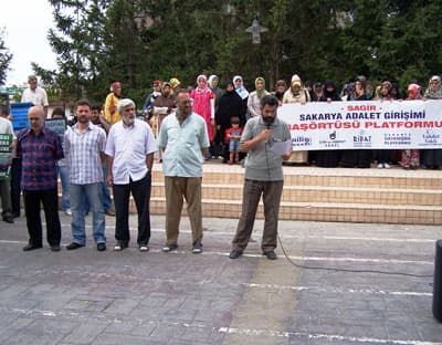 <font face="arial,helvetica,sans-serif" size="2">12 Eyl&uuml;l&rsquo;de şehir eşkıyaları gibi saat sabahın 04&rsquo;&uuml;nde kapılar a&ccedil;ılıp, sıcak yataklardan alınan y&uuml;zbinlerce mazlum insan soğuk zindanlara atıldılar. 650.000 kişi g&ouml;zaltına alındı. 50 kişi idam edildi. Resmi kayıtlara g&ouml;re; g&ouml;zaltında, işkencede, kuşkulu şekilde, cezaevinde, a&ccedil;lık grevinde, vs. zul&uuml;mlerle toplam 782 kişi &ouml;ld&uuml;-&ouml;ld&uuml;r&uuml;ld&uuml;. 12 Eyl&uuml;l darbecileri, yargılanmaktan muaf olarak bazı kitlelerce lanetlenerek hayat s&uuml;rmektedirler.<br /><br /></font><font face="arial,helvetica,sans-serif" size="2">60 ihtil&acirc;lini yapanların itibarları gitmiştir, ama mağdur olanlara devlet şimdi anıt yapmıştır. <br /><br /></font><font face="arial,helvetica,sans-serif" size="2">Biz diyoruz ki; mağdur olanların şimdi hakları iade edilsin. Gecikmiş adalet adalet değildir.<br /><br /></font><font face="arial,helvetica,sans-serif" size="2">Yine yıld&ouml;n&uuml;m&uuml; idrak edilen 11 Eyl&uuml;l Newyork Ticaret Merkezi saldırıları bahanesiyle z&acirc;lim ABD, devlet ter&ouml;r&uuml;n&uuml; d&uuml;nyaya yaymıştır. Afganistan&rsquo;a girip zul&uuml;mlerine devam etmeyi fırsat bilmiş, Irak&rsquo;a girerek İsl&acirc;m &uuml;lkelerini ve M&uuml;sl&uuml;man topraklarını &ccedil;iğnemektedir. Zalimler bir g&uuml;n devrilmeye mahk&ucirc;mdur.<br /><br /></font><font size="2"><font face="arial,helvetica,sans-serif">Bu duygularla M&uuml;barek Ramazan Ayının M&uuml;sl&uuml;manların uyanmasına vesile olmasını Allah&rsquo;tan niyaz eder, haftaya aynı saatte burada buluşmak &uuml;zere; duyarlı ve onurlu Sakaryalılara teşekk&uuml;r ederiz.<br /><br /><strong>Sakarya Adalet Girişimi Baş&ouml;rt&uuml;s&uuml; Platformu Adına, Ribat Eğitim Vakfı Adapazarı Ş&ucirc;besi</strong></font></font>