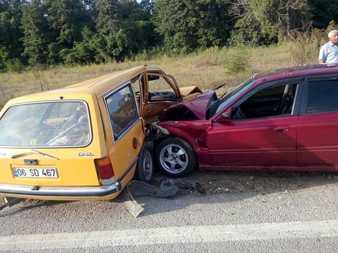 Sakarya'da trafik kazası: 1 ölü, 2 yaralı