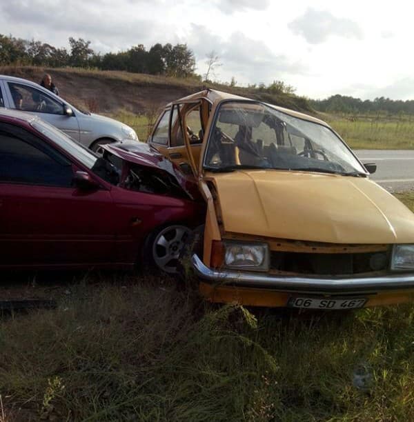 Sakarya'da trafik kazası: 1 ölü, 2 yaralı