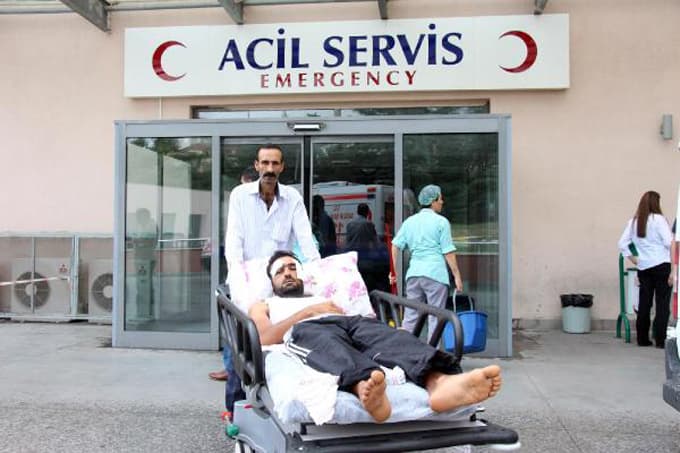 Üç kişi tarafından sopa ve demir çubuklarla dövüldü