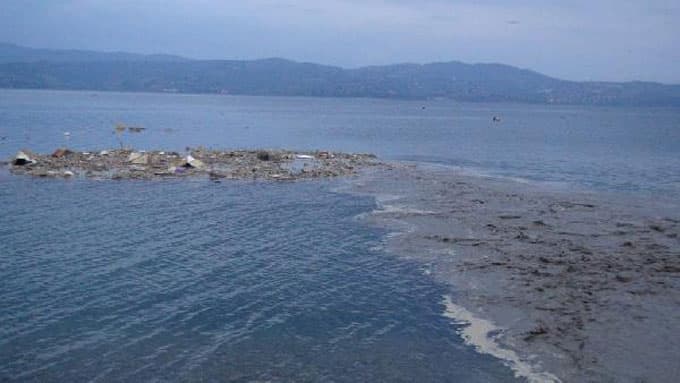 Yağmurla sürüklenen atıklar Sapanca Gölü'nü kirletti