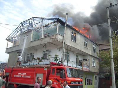 Apartmanda Çıkan Yangın Korkuttu