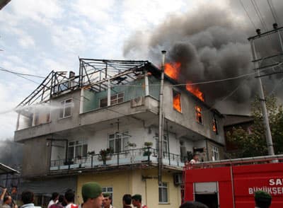 Apartmanda Çıkan Yangın Korkuttu