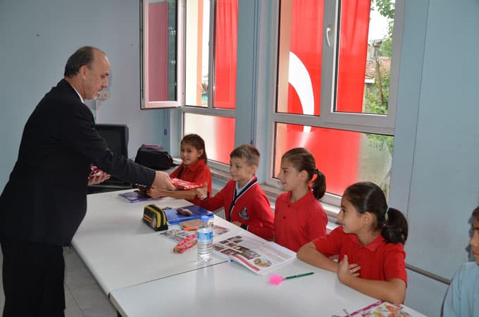 Öztürk, öğrencileri okullarında ziyaret etti