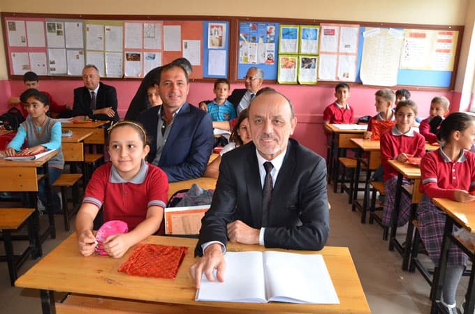 Öztürk, öğrencileri okullarında ziyaret etti