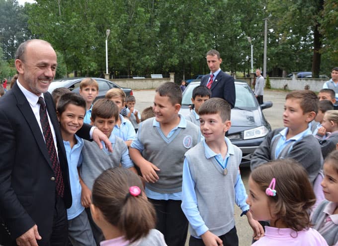 Öztürk, öğrencileri okullarında ziyaret etti