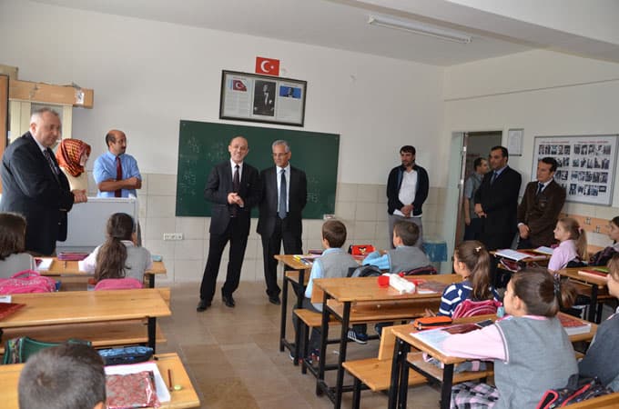 Öztürk, öğrencileri okullarında ziyaret etti
