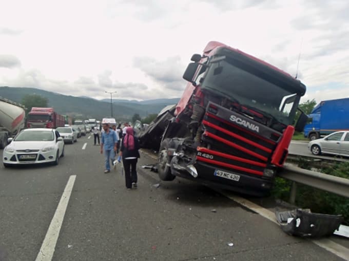TEM'de zincirleme kaza: 1 yaralı