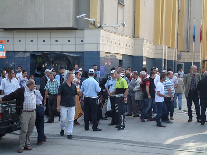 Kavga eden şahısları trafik polisi ayırdı