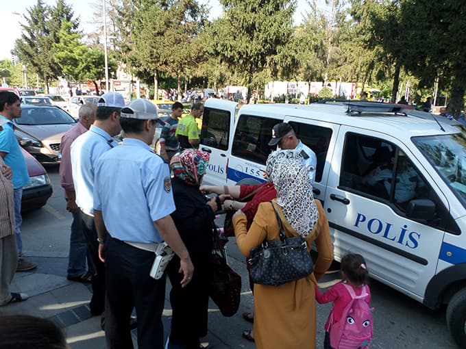 Kavga eden şahısları trafik polisi ayırdı