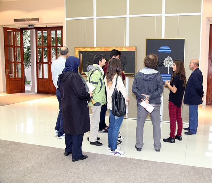 Ağaçlarda Şarkı Söyler Galeri'de
