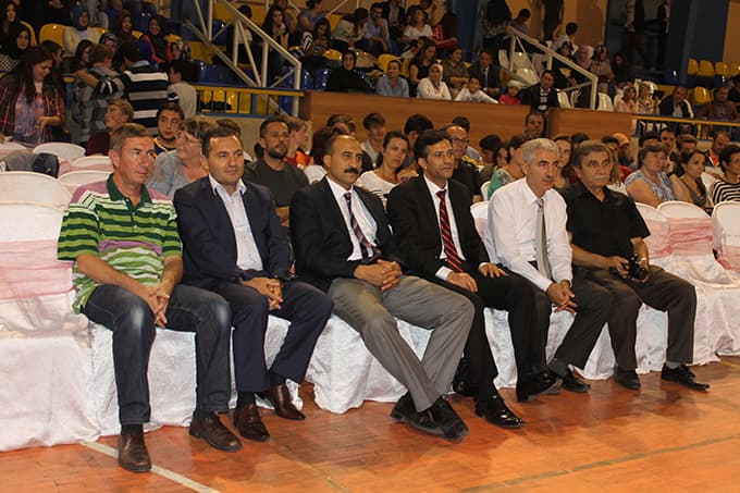 Akyazı'lı öğrencilere veda gecesi düzenlendi