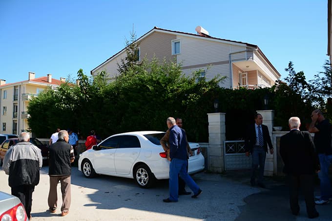 Karasu Belediye Başkanı'nın evi kurşunlandı