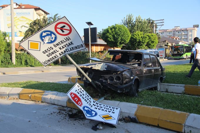 Virajı alamayan otomobil refüje çıktı