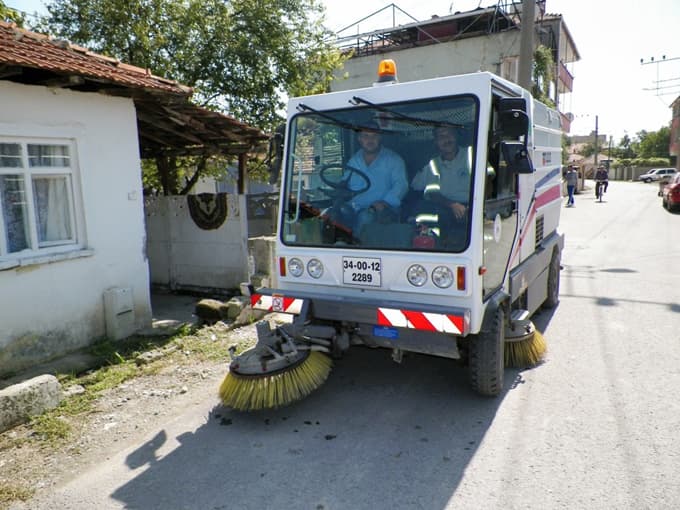 Adapazarı Belediyesi sokakları temizliyor