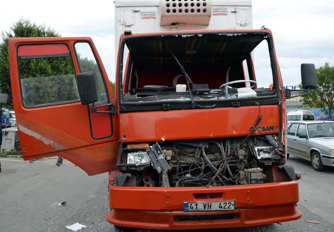 Sakarya'da iki kamyon çarpıştı: 2 yaralı 
