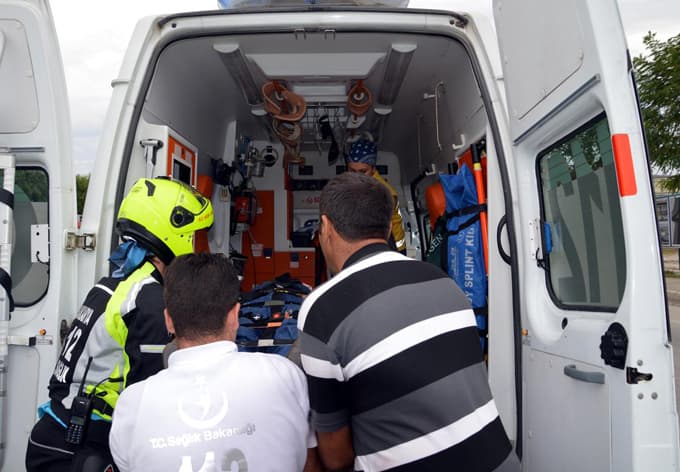 Sakarya'da iki kamyon çarpıştı: 2 yaralı 