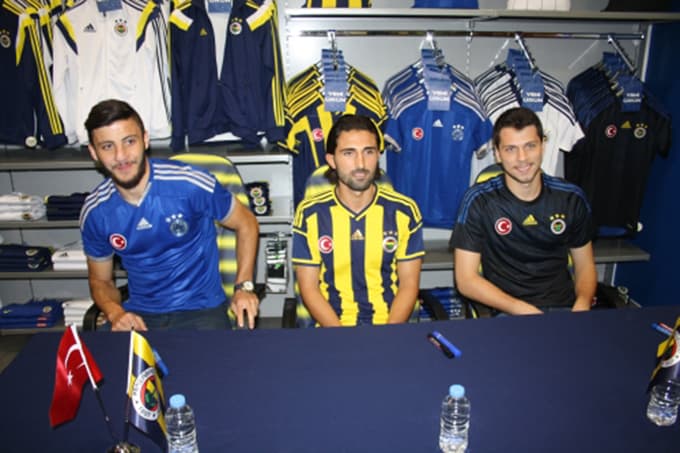 Fenerbahçeli futbolcular, Sakarya'da imza dağıttı