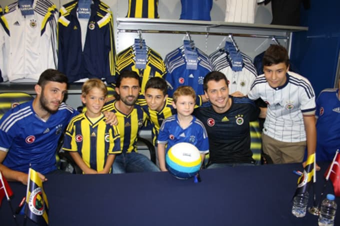 Fenerbahçeli futbolcular, Sakarya'da imza dağıttı