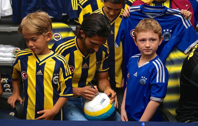 Fenerbahçeli futbolcular, Sakarya'da imza dağıttı
