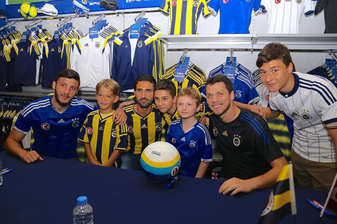 Fenerbahçeli futbolcular, Sakarya'da imza dağıttı