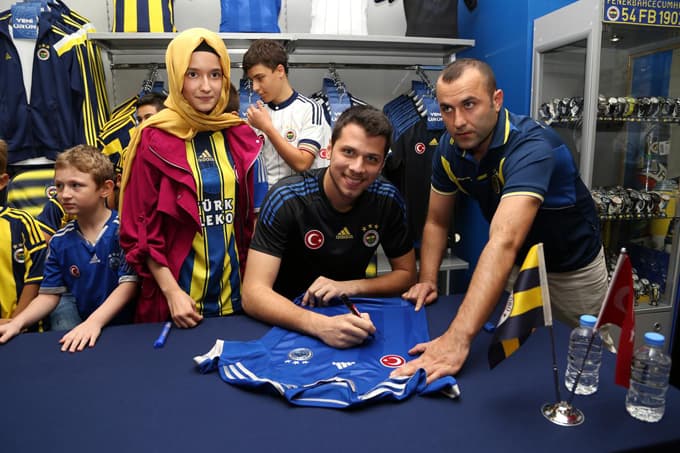 Fenerbahçeli futbolcular, Sakarya'da imza dağıttı