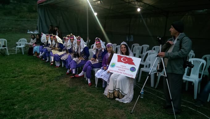 Hendek Halk Oyunları ekibinden müthiş gösteri