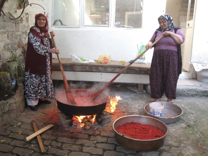 Sakaryalı hanımların salça yapma telaşı