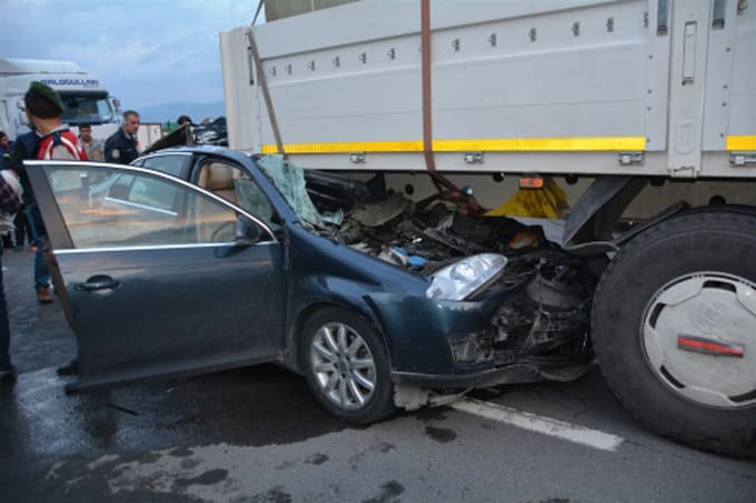 Pamukova'da trafik kazası: 1 ölü, 2 yaralı