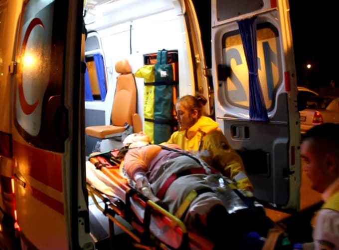 Servis minibüsüyle otomobil çarpıştı: 7 yaralı 