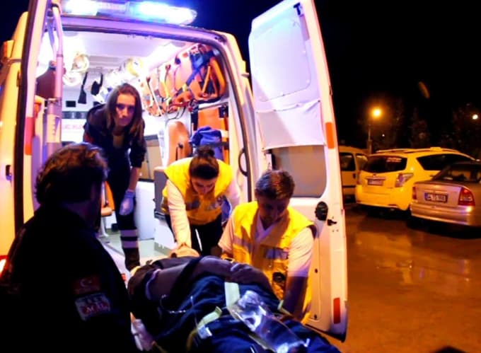 Servis minibüsüyle otomobil çarpıştı: 7 yaralı 