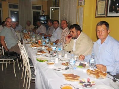 AKP Hendek İlçe Başkanı, Yönetim Kurulu'na İftar Verdi