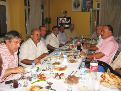 AKP Hendek İlçe Başkanı, Yönetim Kurulu'na İftar Verdi