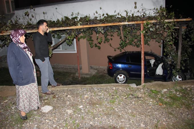 Ferizli'de evin bahçesine araç daldı