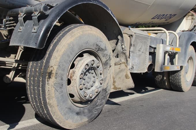 Beton mikseriyle otomobil çarpıştı: 2 yaralı