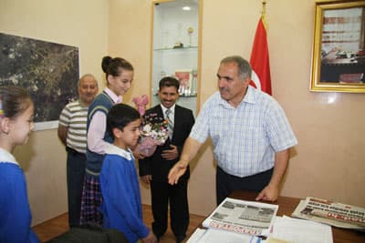 <p><strong><font face="arial,helvetica,sans-serif" size="2">D&uuml;nya insanlığına hizmet</font></strong></p><p><font face="arial,helvetica,sans-serif" size="2">Başkan İnci, &ouml;ğrencilerin İlk&ouml;ğretim Haftasını kutlayarak<font color="#333399"><strong> &quot;Ge&ccedil;en yıl &ccedil;ok başarılı bir eğitim yılı ge&ccedil;irdik, bu yıl daha da başarılı bir eğitim yılı ge&ccedil;ireceğimize inanıyorum. &Ccedil;ocuklarımızın eğitimleri bizler i&ccedil;in &ccedil;ok &ouml;nemli, onların daha iyi bir eğitim almaları i&ccedil;in &ccedil;alışıyoruz. &Ccedil;ocuklarımız gelecekte d&uuml;nya insanlığına hizmet edecekler. Bunun i&ccedil;in &ccedil;ok &ccedil;alışmalıdırlar&quot;</strong></font> dedi.</font></p><p><strong><font face="arial,helvetica,sans-serif" size="2">Hediye</font></strong></p><p><font face="arial,helvetica,sans-serif" size="2">Atike Hanım İlk&ouml;ğretim Okulu &ouml;ğrencileri Başkan İnciye &ccedil;i&ccedil;ek vererek eğitime desteklerinden dolayı teşekk&uuml;r ettiler. Başkan İnci kendisini ziyarete gelen Atike Hanım İlk&ouml;ğretim Okulu &Ouml;ğretmeni S&uuml;leyman Yavuz&acute;a ve &ouml;ğrencilere &ccedil;eşitli hediyeler vererek yeni eğitim &ouml;ğretim yılının hayırlı olmasını diledi.</font></p>