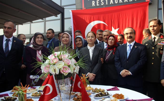Ayşenur İslam, Sakarya'da bayramlaşma törenine katıldı