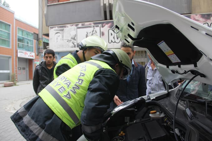 Aracın motoruna sıkışan kedi, yaralı şekilde kurtarıldı