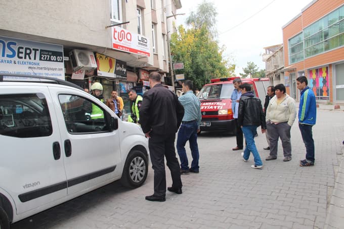 Aracın motoruna sıkışan kedi, yaralı şekilde kurtarıldı