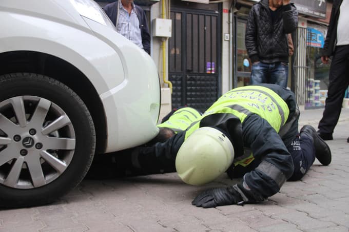 Aracın motoruna sıkışan kedi, yaralı şekilde kurtarıldı