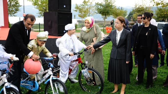 Bakan İslam, çocuklara hediye dağıttı