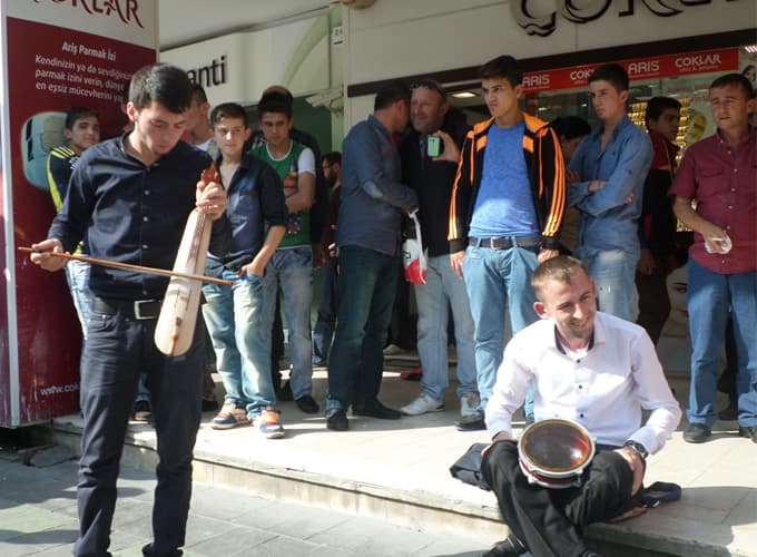 Çark Caddesinde Müzisyenler Vatandaşları Eğlendirdi